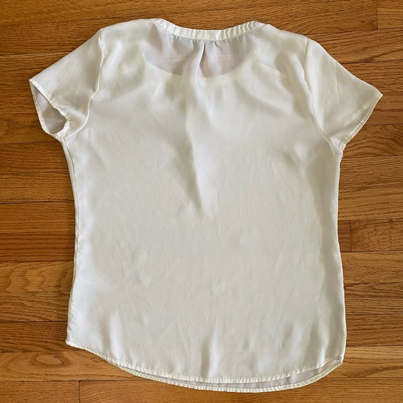 Covington short sleeve blouse Women’s Medium Cream- 2 Minor Spots Shown in pics - Picture 2 of 7